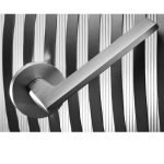 Πόμολα Πόρτας Με Ροζέτα Χρώμιο Ματ Ζωγομετάλ 2110