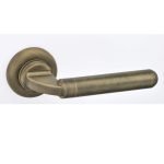 Πόμολα Πόρτας με Ροζέτα Αντικέ Best 71 – Κομψός Συνδυασμός Πολυτέλειας και Μοντέρνου Στυλ