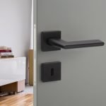 Roline Κ802 Πόμολο Μεσόπορτας με Ροζέτα από Αλουμίνιο Μαύρο Ματ Φ51x124mm - Image 2