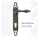 Πόμολο Ιταλίας Σφυριλατο με Πλάκα  Νο 206