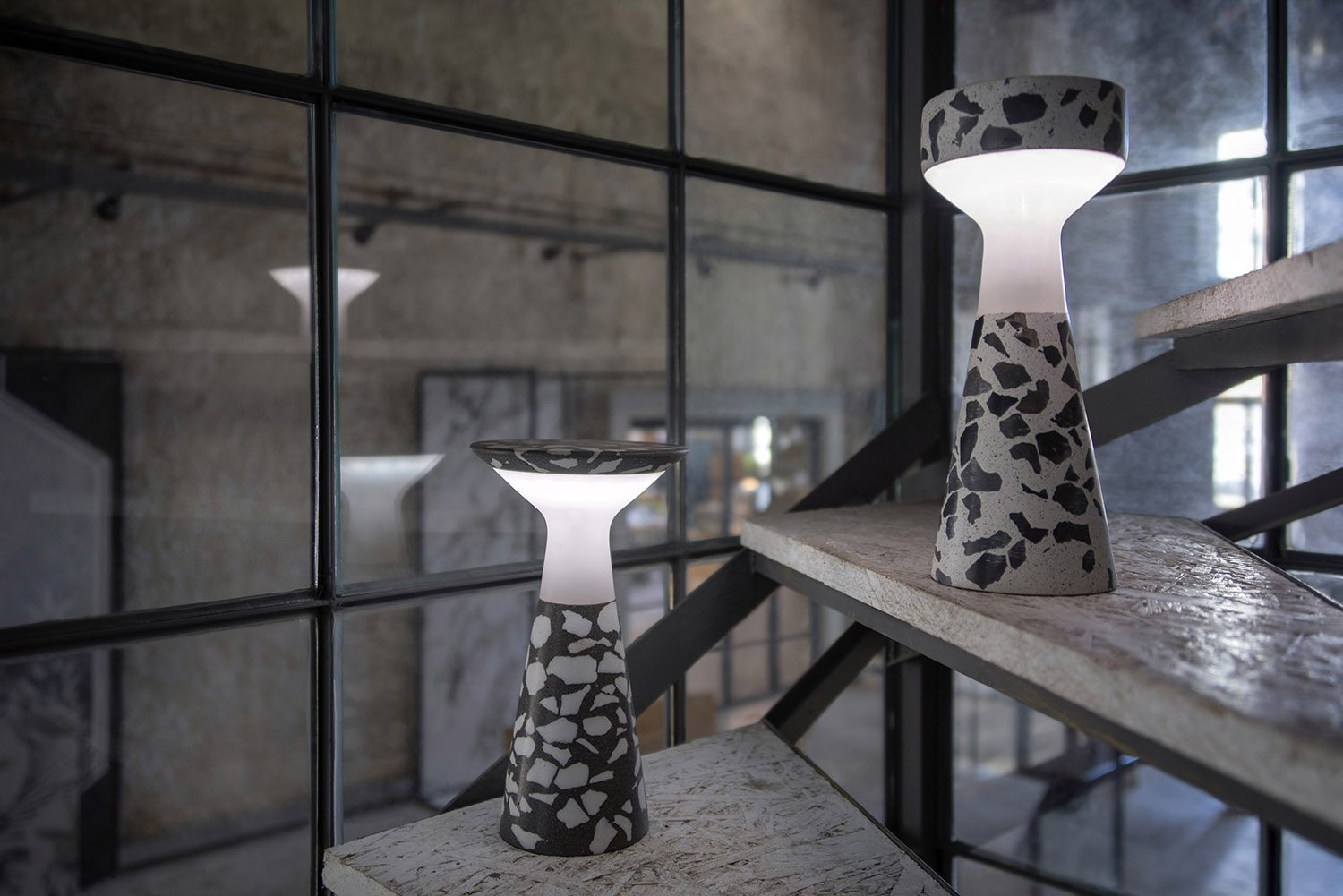 Λευκό (σε T σχεδιο) Επιτραπέζιο Τσιμεντένιο Φωτιστικό μπαταρίας LucerA - Image 6