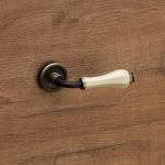 Ιταλικό Πόμολο με ροζέτα Erica σε Μπρονζέ σκούρο 102 - Image 2