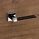 Ιταλικό πόμολο Slim Pelle με ροζέτα σε Χρώμιο/μάυρο δέρμα 130 - Image 2