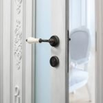 Roline Κ306 Πόμολο Ζεύγος με κλείστρο wc από Ορείχαλκο & Πορσελάνη Μαύρο Ματ-Λευκό Φ50x129mm - Image 2