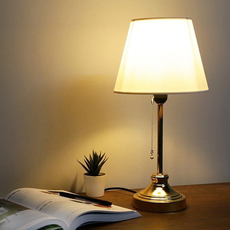 GP029-00111-1 Φωτιστικό επιτραπέζιο Harrison Megapap ύφασμα/μέταλλο/Mdf χρώμα λευκό/χρυσό 22x17x45εκ. - Image 1