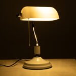 GLOBOSTAR® LIBRARY 01390 Vintage Επιτραπέζιο Φωτιστικό Πορτατίφ με Ντουί 1 x E27 AC 220-240V IP20 - Λευκό & Ασημί - Μ26.5 x Π19 x Υ38cm - Image 3