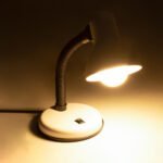 GLOBOSTAR® STUDENT 01531 Μοντέρνο Επιτραπέζιο Φωτιστικό Πορτατίφ με Ντουί 1 x E27 AC 220-240V IP20 - Λευκό & Μαύρο - Μ12 x Π12 x Υ32cm - Image 3