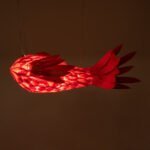 GLOBOSTAR® GOURAMI 02360 Μοντέρνο Κρεμαστό Φωτιστικό Οροφής με Ντουί 1 x E27 AC 220-240V IP20 - Κόκκινο - Μ70 x Π40 x Υ27cm - Image 3