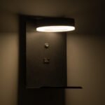 GLOBOSTAR® CROWN 61370 Μοντέρνο Φωτιστικό Τοίχου - Απλίκα Ξενοδοχείου Reading Light με Φορτιστή USB 3A LED 5W 550lm 120° AC 220-240V IP20 Φυσικό Λευκό 4500K - Bridgelux COB Chip & TÜV SÜD Driver - Μαύρο Ματ - Μ15 x Π15 x Υ23cm - 3 Χρόνια Εγγύηση - Image 9