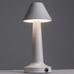 GloboStar® MOLLY 76514 Επαναφορτιζόμενο Επιτραπέζιο Φωτιστικό Πορτατίφ LED 1.5W 105lm 120° DC 5V IP44 Θερμό Λευκό 2700K Dimmable Λευκό Αλουμίνιο - Μ10 x Π10 x Υ23cm - 2 Xρόνια Εγγύηση - Image 3