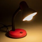 GLOBOSTAR® STUDENT 01535 Μοντέρνο Επιτραπέζιο Φωτιστικό Πορτατίφ με Ντουί 1 x E27 AC 220-240V IP20 - Κόκκινο & Μαύρο - Μ12 x Π12 x Υ32cm - Image 3