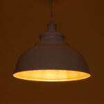 GLOBOSTAR® ANDY 00999 Μοντέρνο Κρεμαστό Φωτιστικό Οροφής με Ντουί 1 x E27 AC 220-240V IP20 - Λευκό & Χρυσό - Μ35 x Π35 x Υ28cm - Image 3