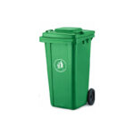 Πλαστικός κάδος απορριμμάτων 120 λίτρων σε πράσινο χρώμα, ιδανικός για οργανικά ή γενική χρήση σε εξωτερικούς χώρους.