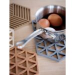 Zone Denmark Σουπλά Για Ζεστά Σκεύη Σιλικόνης 24x14 - Triangles Cool Grey - Image 2