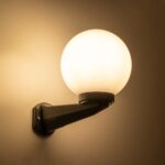 GLOBOSTAR® AGROS 61592 Μοντέρνο Φωτιστικό Τοίχου - Απλίκα με Ντουί 1 x E27 AC 220-240V Αδιάβροχο IP65 - Λευκό & Μάυρο - Μ20 x Π20 x Υ30cm - Image 3