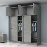 Ντουλάπα ρούχων Regio Megapap τετράφυλλη συρόμενη με πατάρι χρώμα γκρι σκυροδέματος 200x60x240εκ. - Image 2